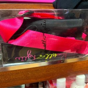 Kendall and Kylie brush holder waste belt